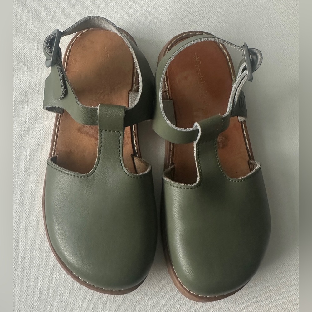 Freshly Picked girl’s Kids Olive Green Leather Sandals clogs.  Size 11.